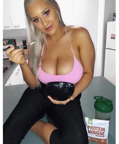 Aimee Young Nacktbilder von OnlyFans