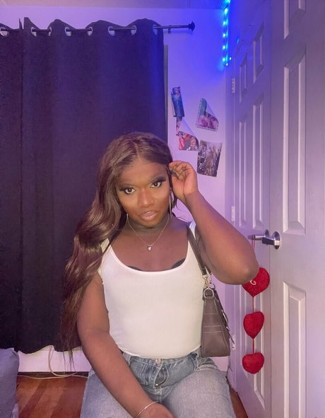 sissy serayah Oben ohne OnlyFans