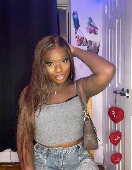 sissy serayah OnlyFans Nacktfotos