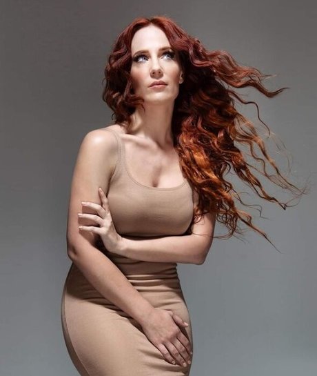 Simone Simons OnlyFans Brüste Bild