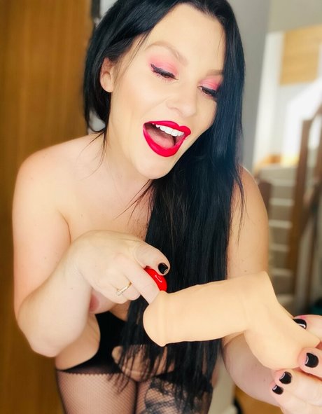 schwarzhaarige milf onlyfans heiß nackt Premium