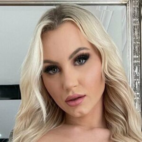 lunarae OnlyFans Model Bilder