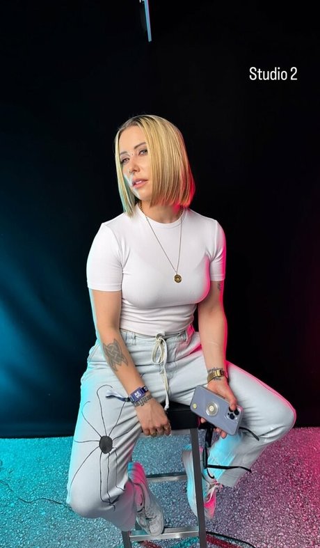 Julia Hardy OnlyFans Star