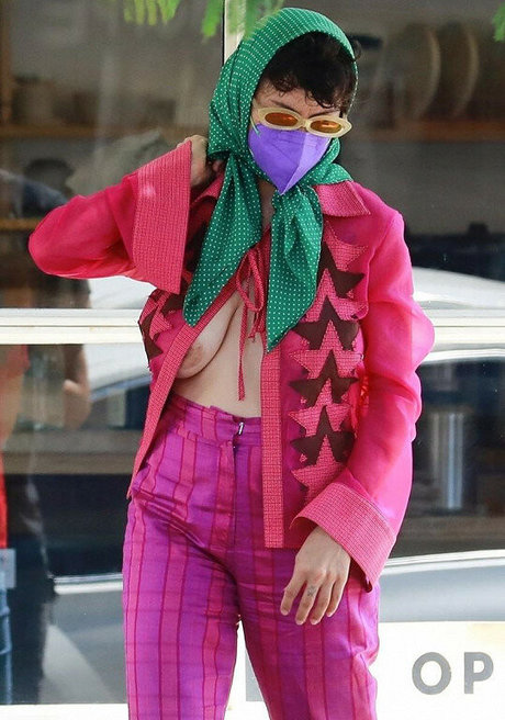 Alia Shawkat OnlyFans Striptease