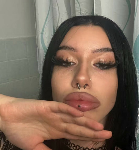 shawtysuzi OnlyFans nackte Brüste