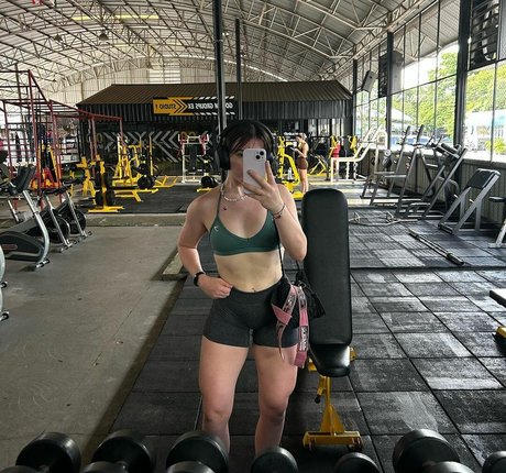 Mia Andrew OnlyFans nackte Brüste