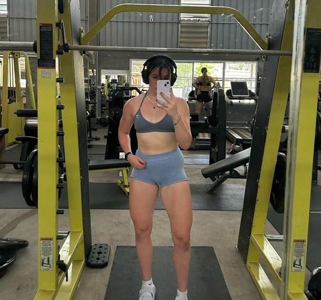 Mia Andrew Oben ohne OnlyFans