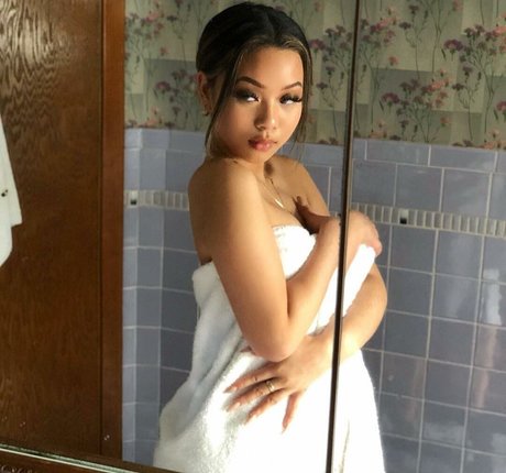 Thailiian OnlyFans Model Bilder