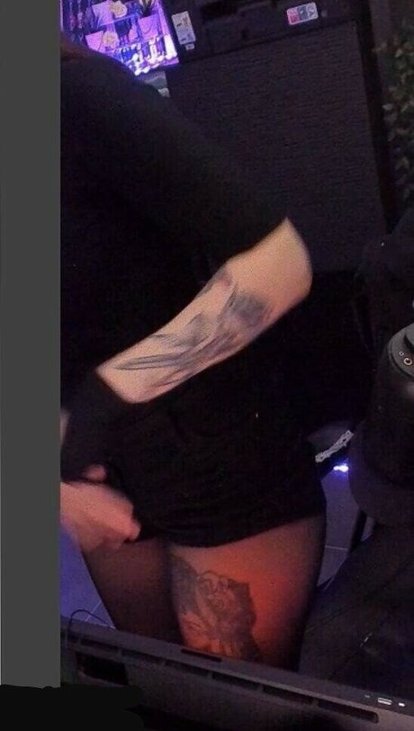 Saruei Oben ohne OnlyFans