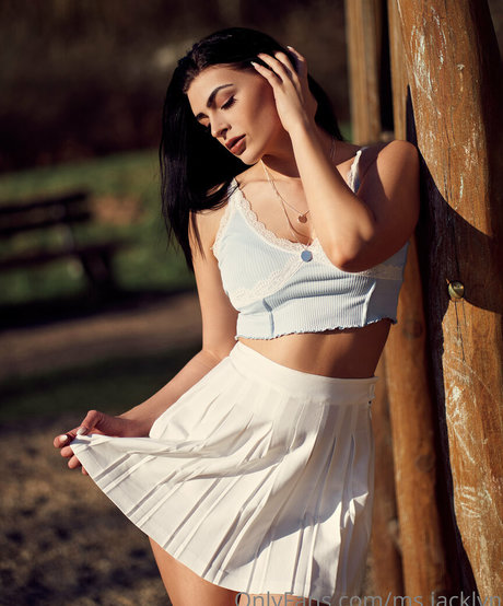 ms jacklyn OnlyFans schlank