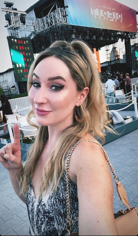 Robyn Adele Anderson Brüste OnlyFans