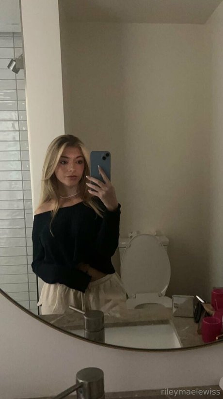 rileymaetwo OnlyFans-Leaks