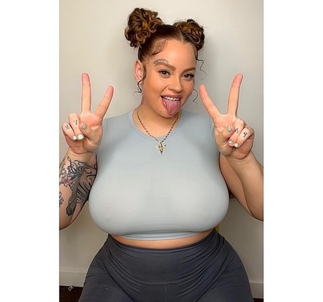 PrettyBully OnlyFans Model Bilder