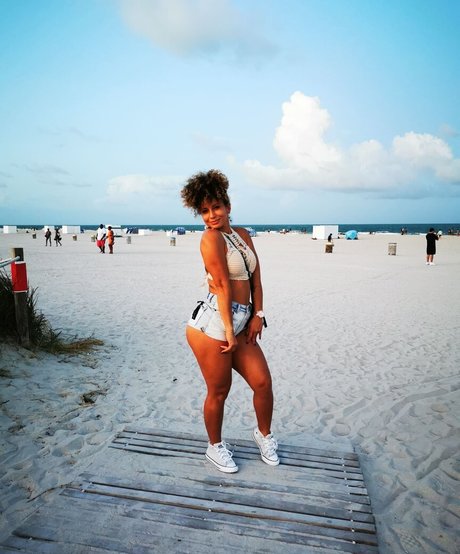 Soft Peach Yoga Nacktbilder von OnlyFans