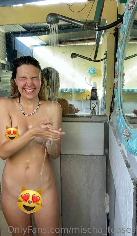 mischa teases Oben ohne OnlyFans