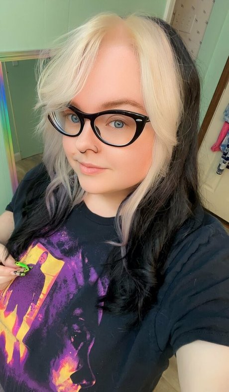 tinymortician89 OnlyFans Model Bilder