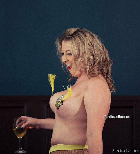 electralashes OnlyFans schlank