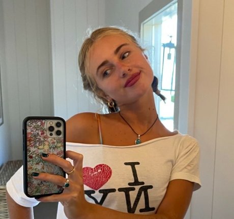 Claire Rosinkranz OnlyFans Nacktbilder