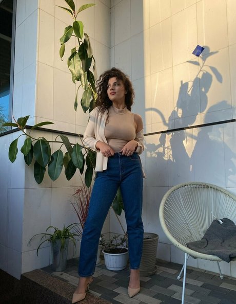 curlysueeee OnlyFans Leaj