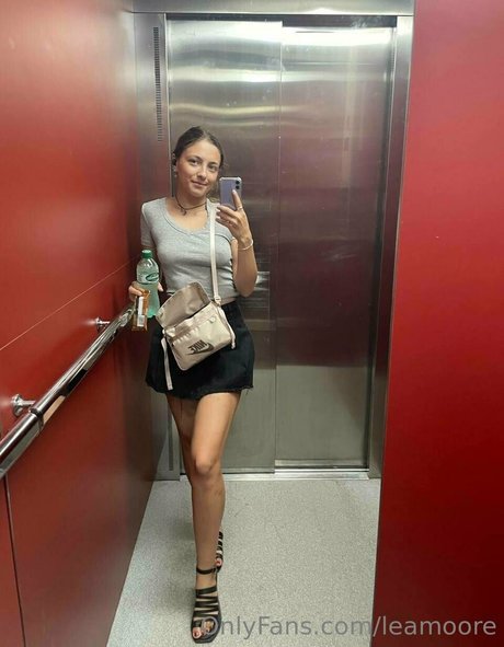 leamoore OnlyFans Striptease