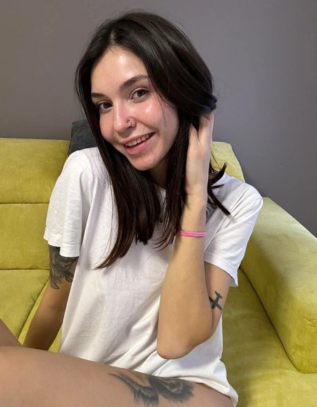 KiraFemmeFatal OnlyFans nackte Brüste