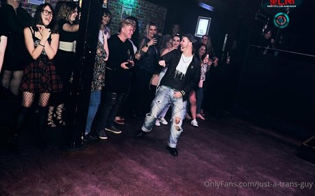 just a trans guy OnlyFans Bilder