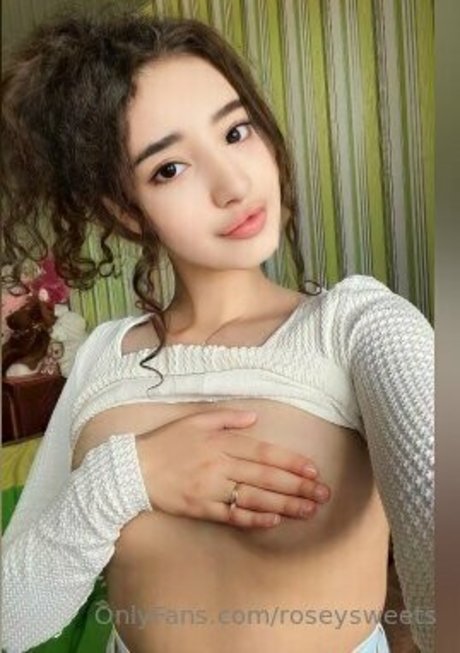 roseysweets OnlyFans nackte Brüste