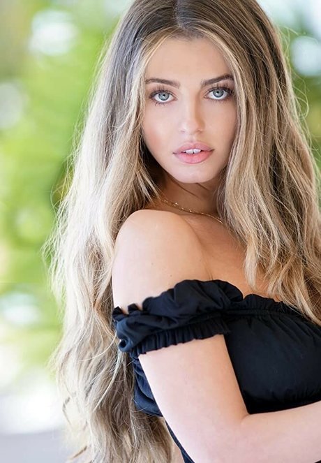 Eliana Jones Strip OnlyFans