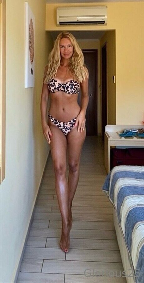 Glorious25 OnlyFans Strip