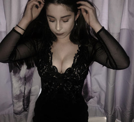 Lucy Scales Oben ohne OnlyFans