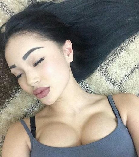 Amina Akanova OnlyFans Arsch Leak