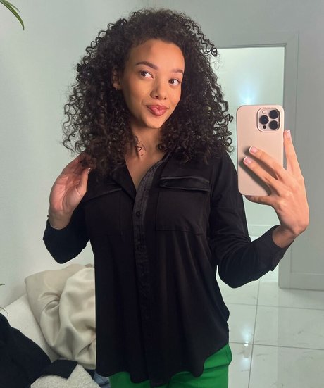 Jazzylique OnlyFans Strip