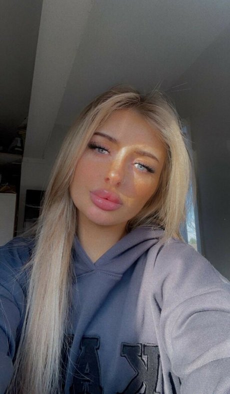 hollyyyy xoxo OnlyFans OnlyFans