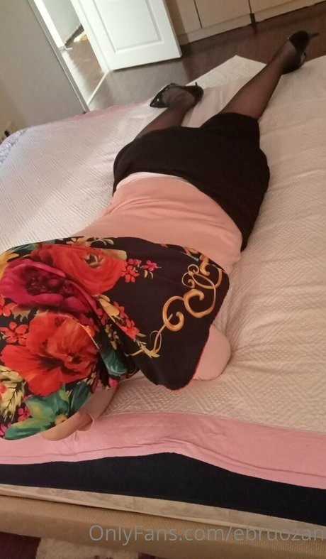 ebruozan Leaks von Nacktbildern auf OnlyFans