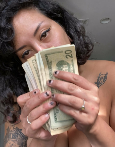 mirari mata OnlyFans schlank