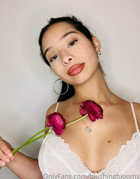 blushingblooms OnlyFans Brüste Bild