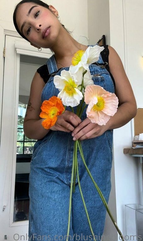 blushingblooms OnlyFans nackte Brüste