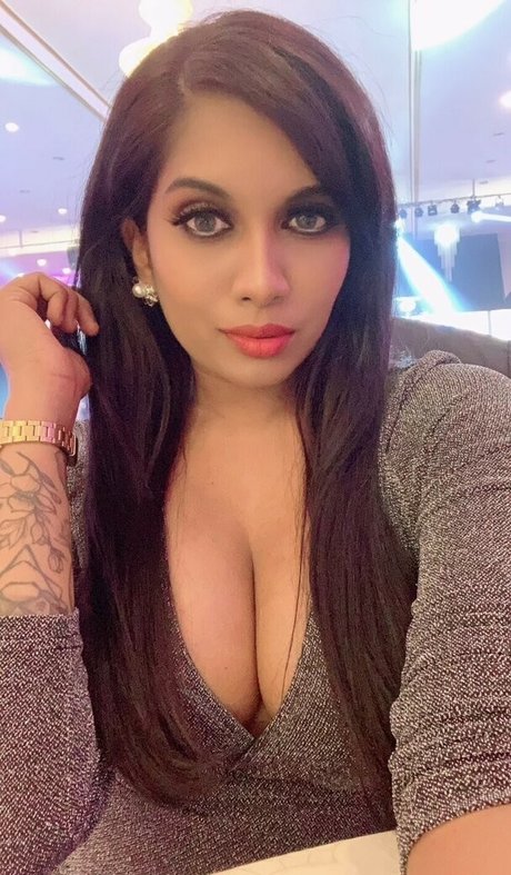 Indian Exhibition OnlyFans-Creator