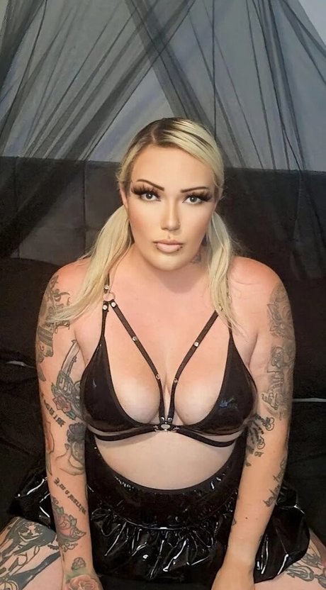 Cherry bombxxx OnlyFans nackte Brüste