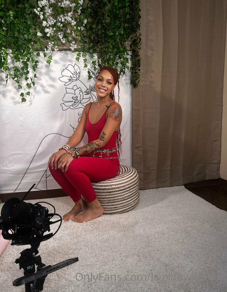 leahsade NurlyFans-Pornos