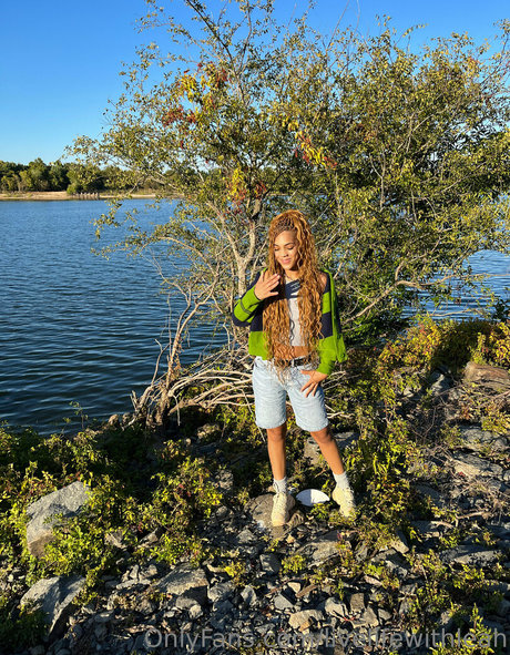 leahsade OnlyFans Leak