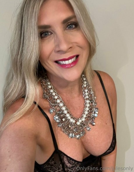 Julesonly OnlyFans nackte Brüste