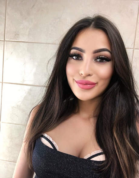 Sophydiva OnlyFans schlank