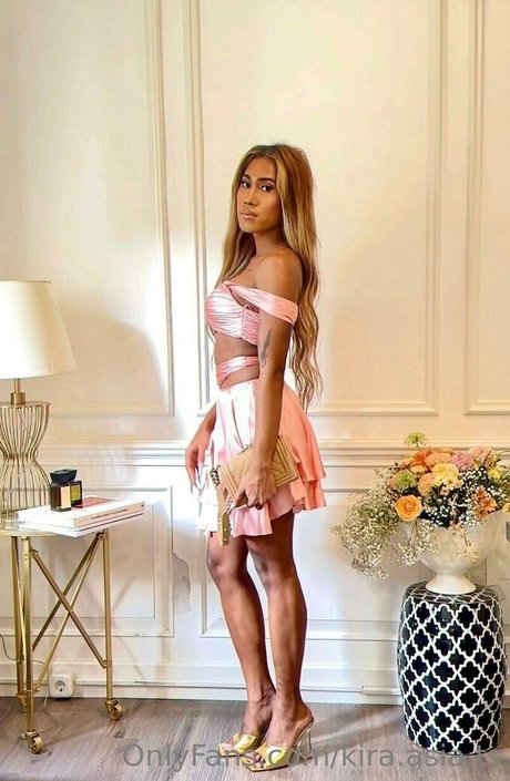 kira asia ts OnlyFans Strip