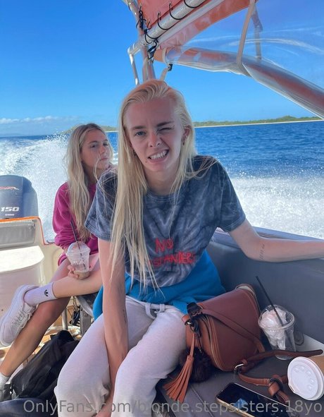 blonde stepsisters 18yo OnlyFans Bilder