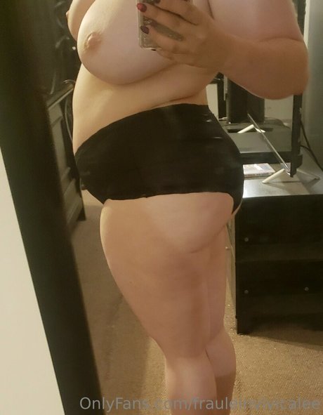 frauleinvivicalee Leaked OnlyFans Fotos