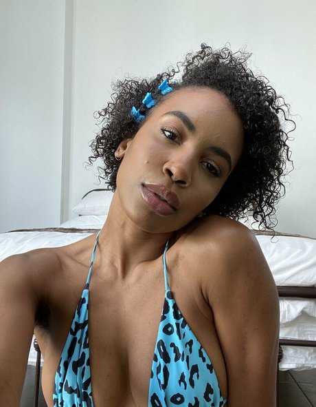 Demi Sutra OnlyFans nackte Brüste