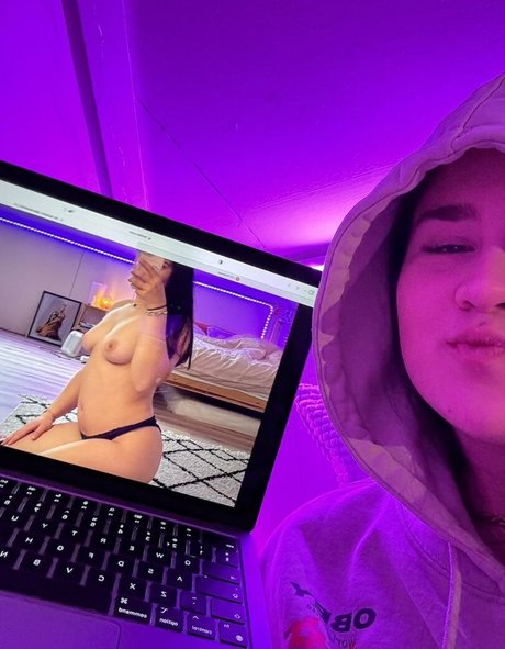 bellaahh42 OnlyFans-Leaks