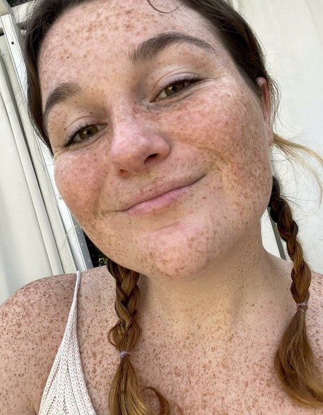 Freckled Baby Oben ohne OnlyFans