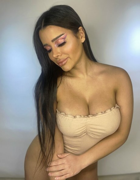 Pour aya OnlyFans Brüste Bild